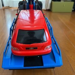 アームが駆動するレッカー車（おもちゃ）の画像
