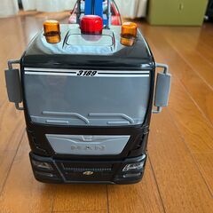 アームが駆動するレッカー車（おもちゃ）の画像