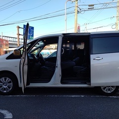 希少！！パノラマミックルーフ付き‼️H23年式☆月々1.1万円〜分割払い可❗️車検2年付き！大人気☆ニッサン セレナ☆8人乗り☆フリップダウンモニター☆SDナビ☆走行中DVD見れます♪ETC☆バックカメラ☆ドラレコ付きのフル装備☆電動スライドドア☆ウィンカーミラー☆フル装備☆事故修復歴なし！車内広々三列シート‼️の画像