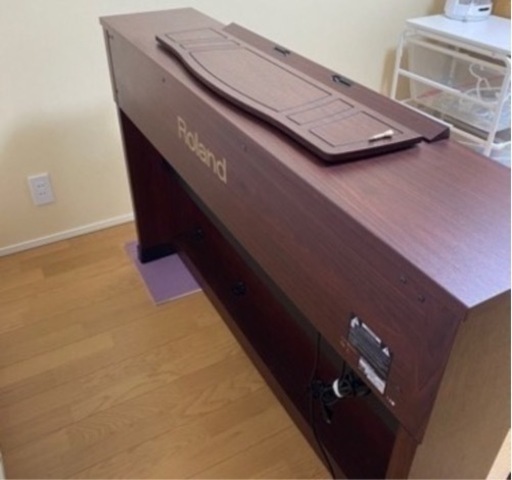 ローランドRoland高級電子ピアノHP307 -GP  象牙と黒檀の触り心地を再現した「アイボリー・フィール鍵盤」。