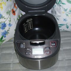 シャープ炊飯器　５．５合炊き　２０１８年製の画像