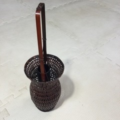 くびれ形の竹かごの花入れの画像