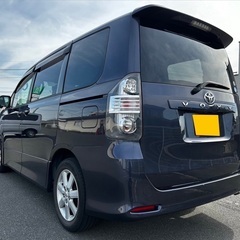 安心の1年保証付き‼️低走行8万キロ！8人乗り♪月々1.3万円〜分割払い可❗️車検2年付き！大人気☆トヨタ ヴォクシー☆SDナビ付き☆走行中DVD観れます☆ETC付き☆両側電動スライドドア付き☆ドライブレコーダー付きのフル装備☆事故修復歴無し☆車内広々三列シート‼️の画像