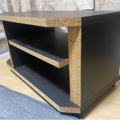 オシャレなブラック調のテレビボードの画像