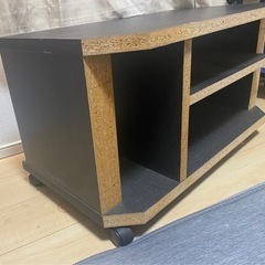 オシャレなブラック調のテレビボードの画像