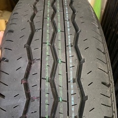 新車外しハイエース7型ホイールタイヤセットの画像