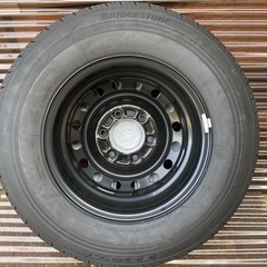 新車外しハイエース7型ホイールタイヤセットの画像