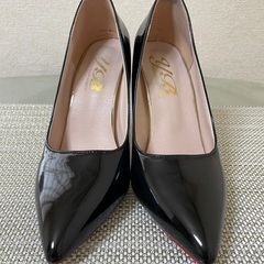 パンプス︎✿黒エナメル赤ソール👠の画像