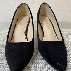 パンプス︎✿黒スエード赤ソール👠の画像