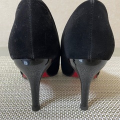 パンプス︎✿黒スエード赤ソール👠の画像