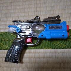 光る銃