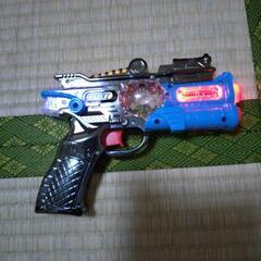 光る銃の画像