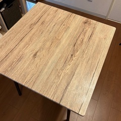 ダイニングテーブルど椅子のセットの画像