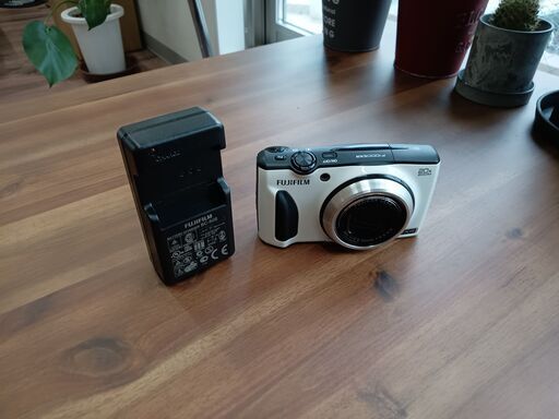 富士フィルム F1000EXR デジタルカメラ バッテリ付き