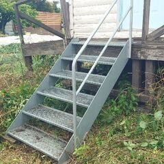 『買えば高い❗作れる人がいない❗』鉄板の階段  これは重宝❗❗◑サイズ 約 間口120✕奥行150✕高さ(階段)100・手すりまで170の画像