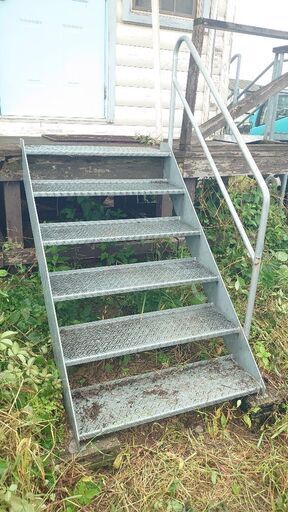 『買えば高い❗作れる人がいない❗』鉄板の階段  これは重宝❗❗◑サイズ 約 間口120✕奥行150✕高さ(階段)100・手すりまで170