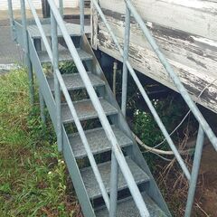 【♦第二弾】鉄板の階段  これは重宝❗❗『二度と手に入らない！』◑サイズ 約 間口50✕奥行200✕高さ(階段)110・手すりまで200の画像