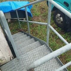 【♦第二弾】鉄板の階段  これは重宝❗❗『二度と手に入らない！』◑サイズ 約 間口50✕奥行200✕高さ(階段)110・手すりまで200の画像