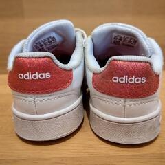 アディダススニーカーの画像