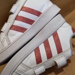 アディダススニーカーの画像