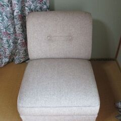 ソファ・クッションのきいた椅子・ソファー(2個で￥6,500)