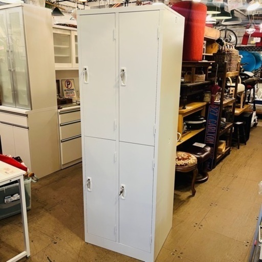 【売約済み】【武蔵小山店】　4人用 細型 スチールロッカー 鍵付き ホワイト 業務用 完成品  家具 オフィス用家具 オフィス　ロッカー　更衣室　着替え　収納　事務　おしゃれ　無機質　白系　スチール　かっこいい　鍵　鍵付き　荷物入れ　 品川区 リサイクルショップ ランバールーム 武蔵小山店 武蔵小山パルム 戸越銀座