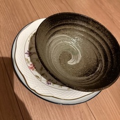 キャンプ用品、お皿などの画像