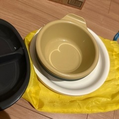 キャンプ用品、お皿などの画像