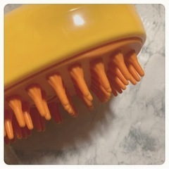 ꒰未使用꒱ペット用 スチーム機能 シリコンブラシ 黄色オレンジ リラクゼーションの画像
