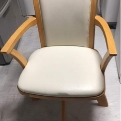 ダイニングテーブル(4個椅子付き)の画像