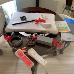 Wii本体　Wiiフィットプラス　バランスボード　ヌンチャク　 リモコン✖️②  センサーバーの画像