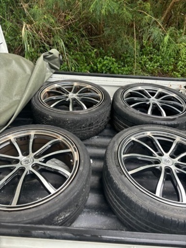 車のパーツ タイヤ、ホイール
