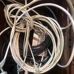 電源ケーブル、LANケーブル、テーブルタップの画像