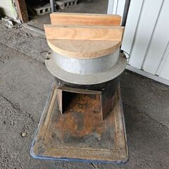 羽釜と釜戸セット　サイズ約直径30cmかまどのせた状態43cm　