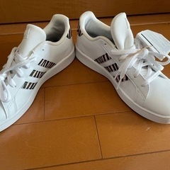 新品未使用　24cm アディダス　スニーカーの画像