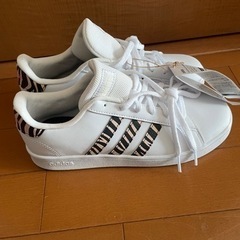 新品未使用　24cm アディダス　スニーカーの画像