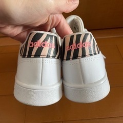 新品未使用　24cm アディダス　スニーカーの画像