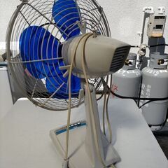 昭和レトロ扇風機とドライヤーの画像