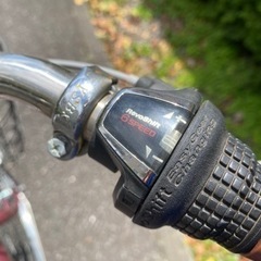 【6段変速】 ピンク色の自転車 オートライト付きの画像