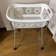 ①脱衣カゴ＆ワゴンと②ランドリーバスケットの画像