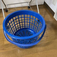 ①脱衣カゴ＆ワゴンと②ランドリーバスケットの画像