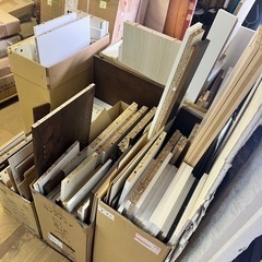 大人気企画！毎年恒例無料部材大放出！　早い者勝ち！　無くなり次第即終了！　無料部材　DIY お宝者　板材　店内大幅リニューアル　展示品多数増量　リビングボード　タンス　チェスト　キャビネット　食器棚　ダイニングチェア　ダイニングテーブル　極上品　の画像