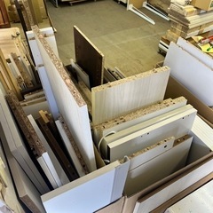 大人気企画！毎年恒例無料部材大放出！　早い者勝ち！　無くなり次第即終了！　無料部材　DIY お宝者　板材　店内大幅リニューアル　展示品多数増量　リビングボード　タンス　チェスト　キャビネット　食器棚　ダイニングチェア　ダイニングテーブル　極上品　の画像