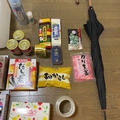 ハンガー、ウォータージャグ、マスク、食べ物、傘等の画像