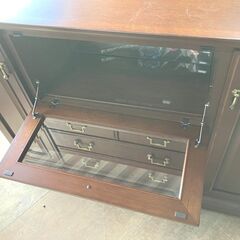 マルニ ◆サイドボード◆ 地中海シリーズ リビングボード 飾り棚 キャビネット チェスト ハイチェスト 照明付き ガラス棚 クラシック 札幌市内近郊限定の画像