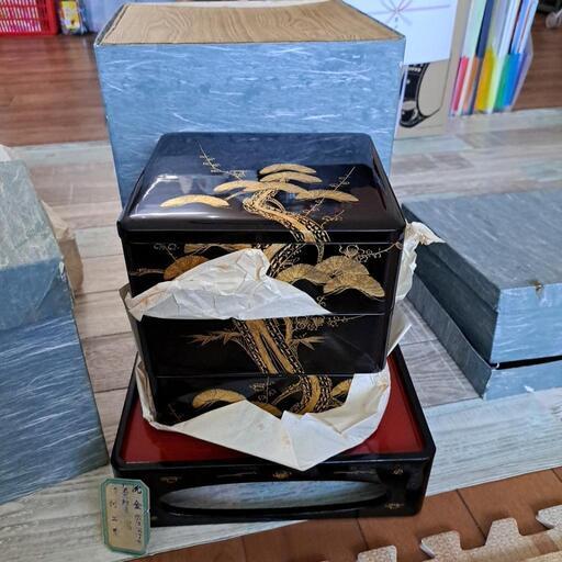 【売約済】新品未使用 お重 3段 台付 沈金 松台松竹梅 家具 寝具 その他