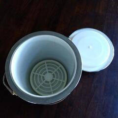 お盆に処分しようかと思っています!レトロな花柄のアイスペールの画像