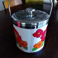 お盆に処分しようかと思っています!レトロな花柄のアイスペールの画像