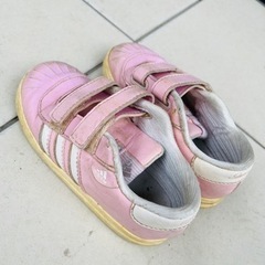 adidas  スニーカー　子供用シューズの画像