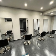 初めまして武久 誠です！  滋賀県に2024.4.4に戻ってきました。 実家が美容室を経営していて、店長として戻りました。  得意な技術はメンズカットやカラーリング（明るい白髪染め）が得意です。  個人でお店をやってますので、時間は合わせれます！ 夜や早朝もokなのでお気軽にお問い合わせ下さい。 - 美容